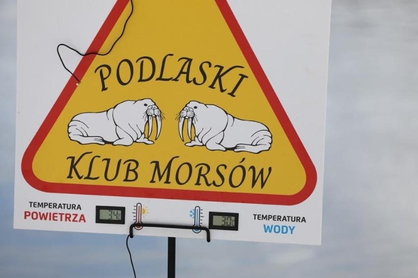 Morsowanie w śnieżycy? Marcowa pogoda nie rozpieszcza entuzjastów zimnej kąpieli z Podlaskiego Klubu Morsów (zdjęcia)