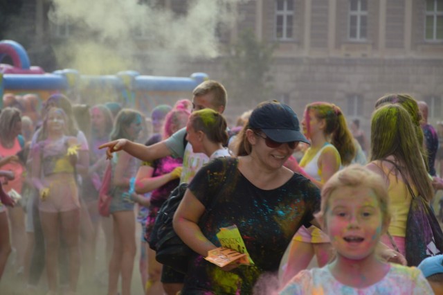 W Dzień Dziecka 2022 w Żaganiu i okolicach, a raczej tydzień poświęcony dzieciom czeka nas wiele atrakcji. Między innymi festiwal baniek mydlanych i kolorów (zdjęcia archiwalne)