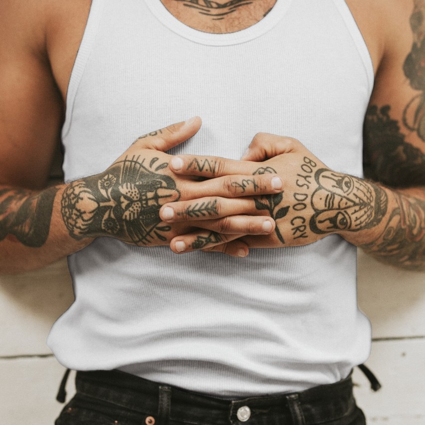 Tatuaże na  dłoniach dla mężczyzn: ważne aspekty i popularne opcje projektowania