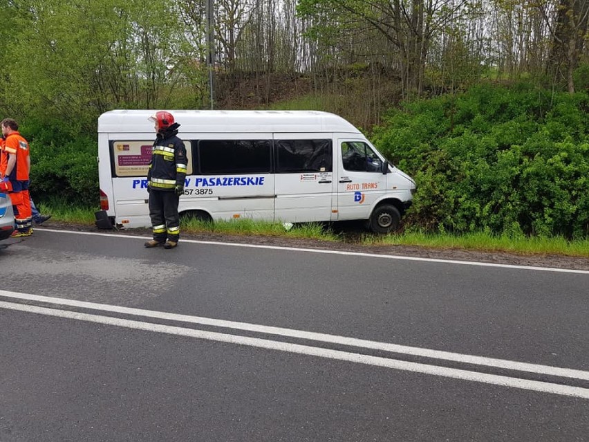 Wypadek busa na trasie Wałbrzych - Mieroszów 