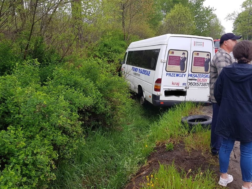 Wypadek busa na trasie Wałbrzych - Mieroszów 