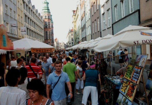 - Na czas jarmarku św. Dominika ulice, a w większości chodniki ...