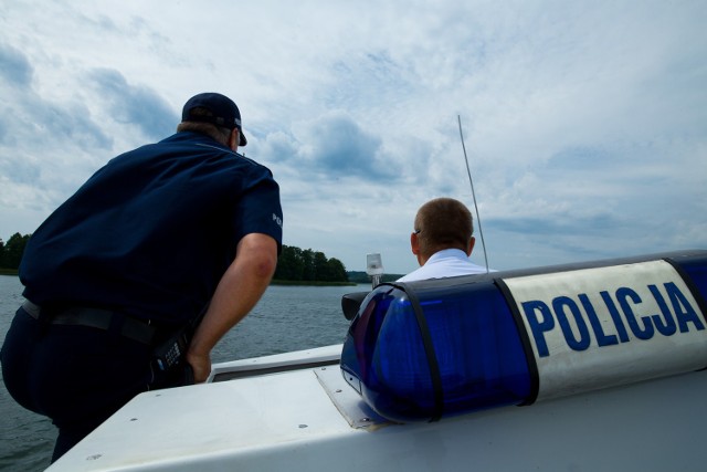 Na miejscu pracuje policja oraz prokuratura, którym pomaga straż pożarna.