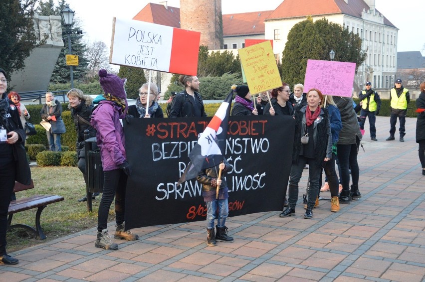 Protest w obronie praw kobiet w Głogowie [FOTO]