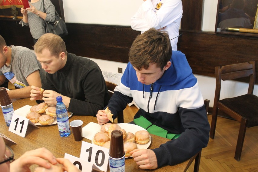 Piotr Sikora wygrał Mistrzostwa Piły w jedzeniu pączków na czas