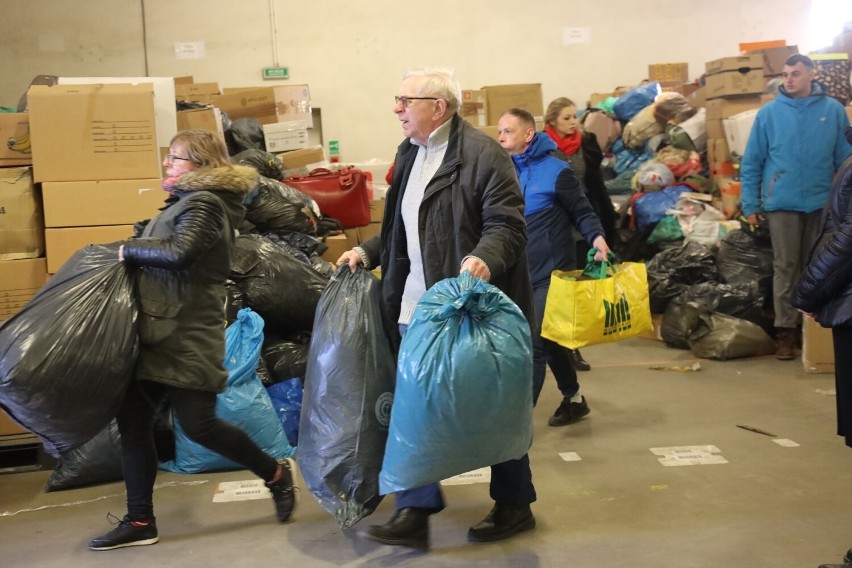 Kolejne tiry z darami dla oblężonej Ukrainy przyjechały do Legnicy, zobaczcie zdjęcia