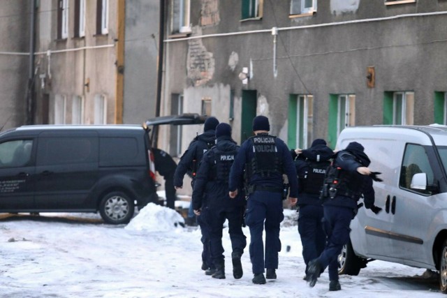 Ze względu na dobro postępowania prokuratura nie ujawnia szczegółów dotyczących złożonych przez 37-latka wyjaśnień, które są teraz weryfikowane.