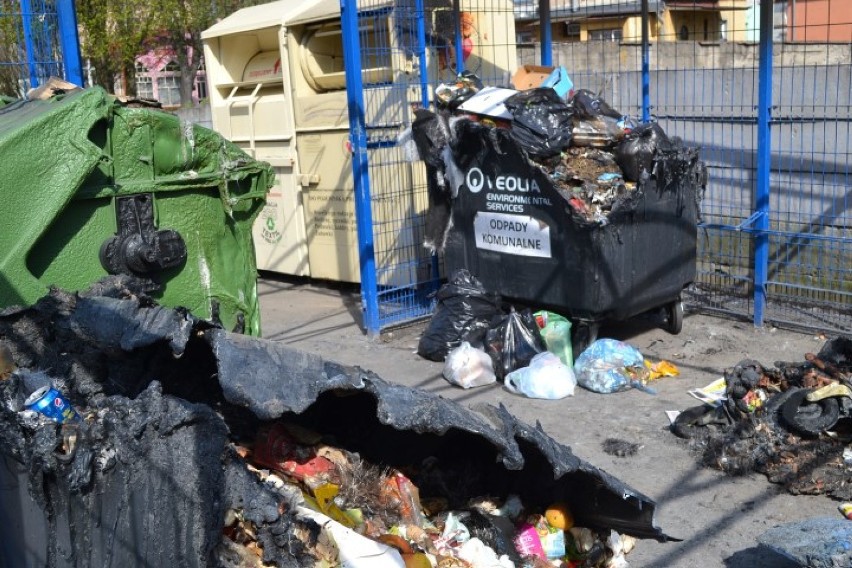 Nowy Dwór Gdański. Pożar wiaty z kontenerami na śmieci w...