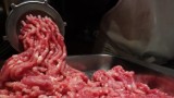 Mięso mielone wycofane ze sprzedaży. Salmonella w mięsie - znany sklep ostrzega i wycofuje partię w całej Polsce
