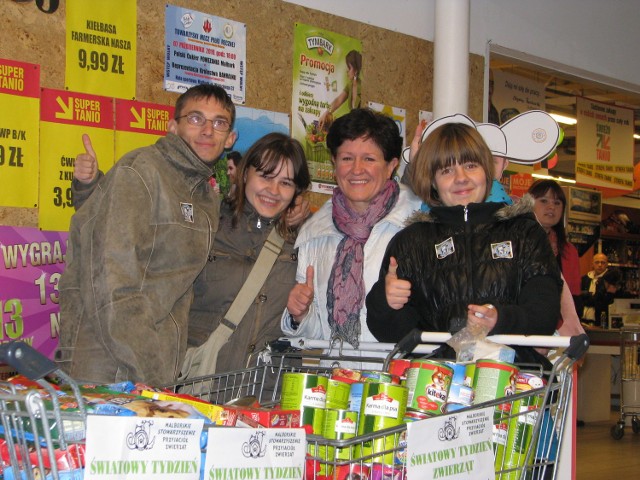 Wolontariusze podczas zbiórki żywności dla zwierząt w sklepie Intermarche w Malborku.
