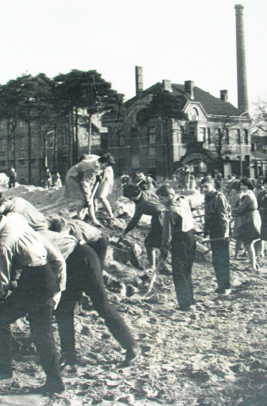 Pełna mobilizacja harcerzy przy budowie stadionu w 1964 r.