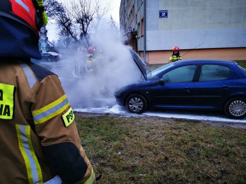 Pożar samochodu przy ul. Skłodowskiej - Curie w Zduńskiej Woli ZDJĘCIA