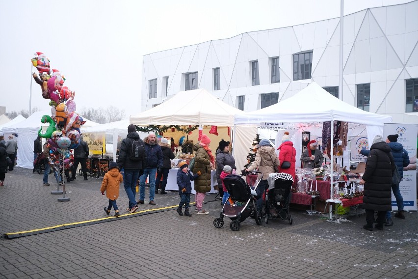 Ursynowski Festiwal Bożonarodzeniowy. Świąteczne food trucki zaparkowały przy urzędzie dzielnicy