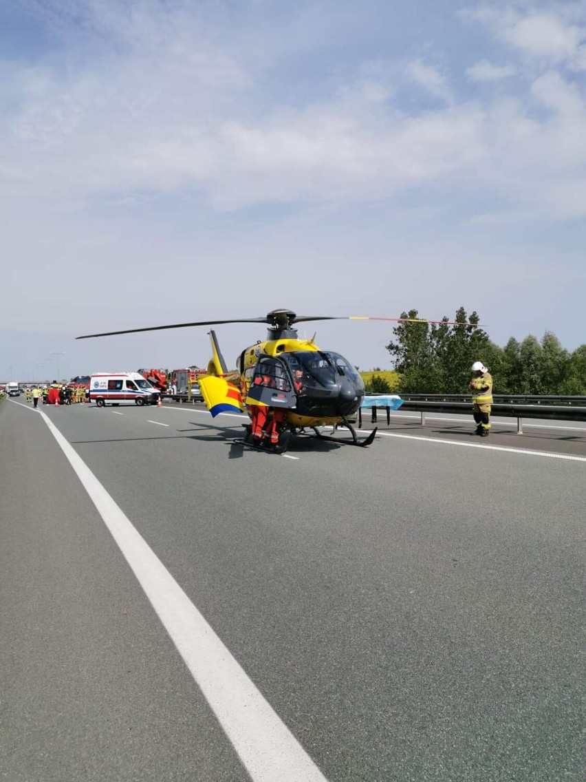 Wypadek na autostradzie A2. Lądował śmigłowiec LPR. 2 osoby poszkodowane. [WIDEO]