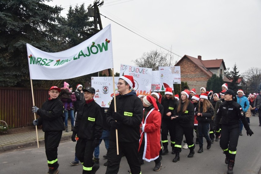 Ulicami Bukowca przeszedł pochód, który ruszył z boiska o...