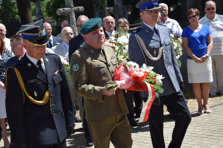 Uroczystości odbyły się na Starym Cmentarzu, przy tablicy...