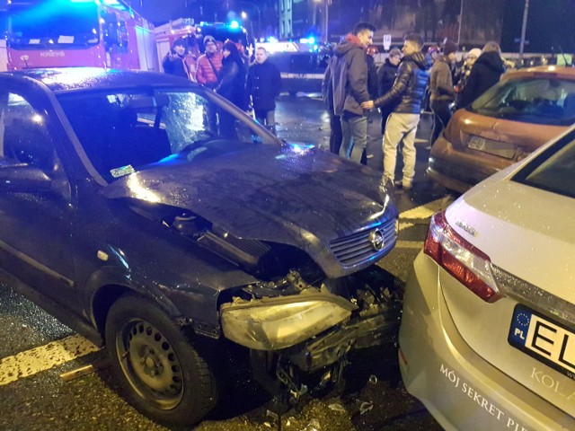 Trzy osoby zostały ranne w wigilię Bożego Narodzenia w wypadku czterech samochodów na skrzyżowaniu ulic Zachodniej i Ogrodowej w Łodzi.