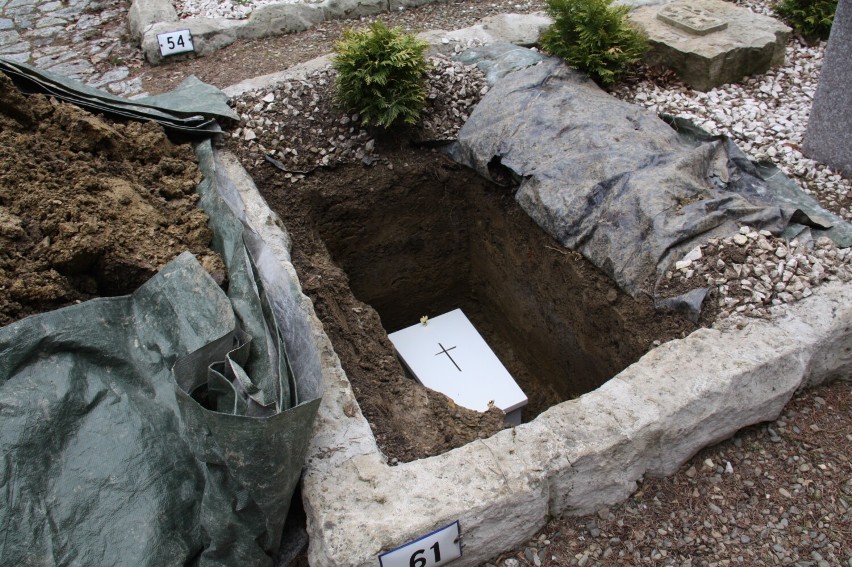 80 lat temu grób zrobiła mu natura. Teraz został pochowany w mogile żołnierskiej na cmentarzu w Dukli [ZDJĘCIA]