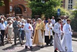 Tłum wiernych na procesji Bożego Ciała w Kwidzynie. Uroczysty pochód przeszedł ulicami miasta oddając cześć Chrystusowi [ZDJĘCIA]