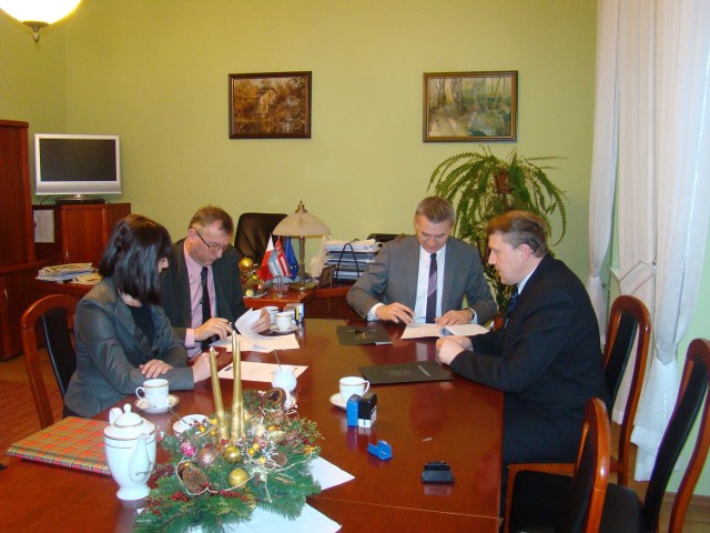 Porozumienie w tej sprawie 30 grudnia zawarli starosta kępiński Włodzimierz Mazurkiewicz i wicestarosta Ryszard Dachowski i wójt gminy Trzcinica Grzegorz Hadzik.