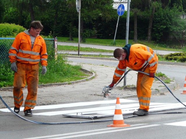 Drogowcy malują przejście dla pieszych na ul. Targowej