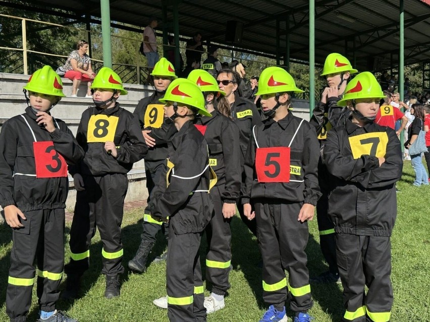 130 strażaków-ochotników: drużyna seniorów, drużyna kobieca...