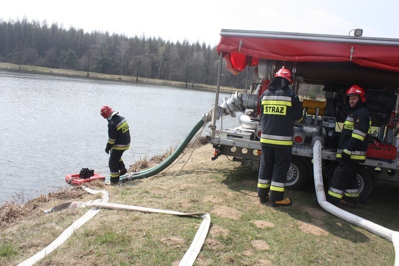 Włodowice: Ćwiczenia strażaków PSP nad zalewem [ZOBACZ ZDJĘCIA]
