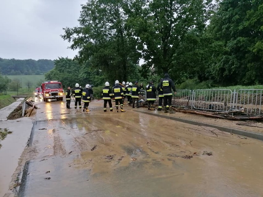 Znowu deszcze i podtopienia dróg w Wierzchowiskach! Akcja strażaków trwała wiele godzin. Zobacz zdjęcia