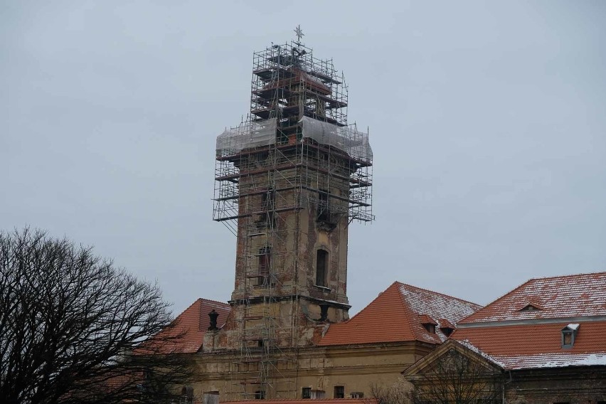 Remont wieży zamkowej w Żarach trwa od listopada ubiegłego...