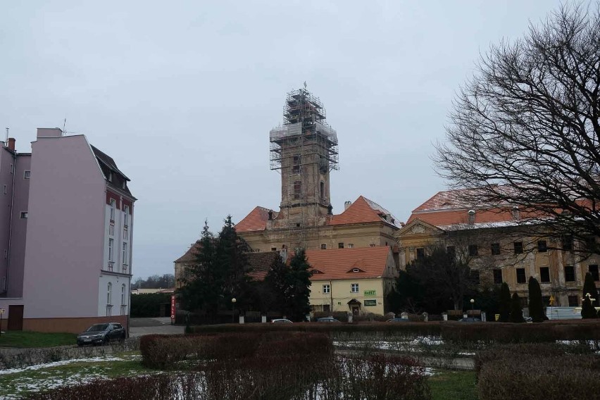Remont wieży zamkowej w Żarach trwa od listopada ubiegłego...