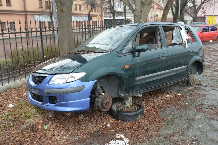 Wraki na ul. Mickiewicza w Przemyślu. Porzucone samochody szpecą krajobraz miasta [ZDJĘCIA]