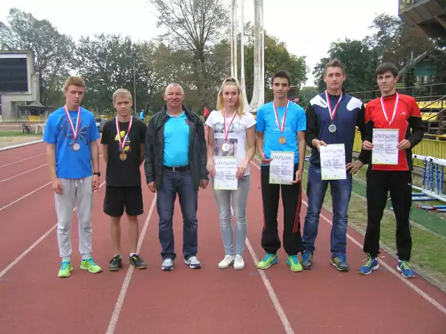 Kaliska ekipa na Licealiadzie. od lewej Maciej Marchwicki, Wojciech Starczewski, trener Paweł Wiśniewski, Aleksandra Kazimierczak, Mateusz Wojtaszek, Łukasz Jędrusiak i Oskar Pasternak