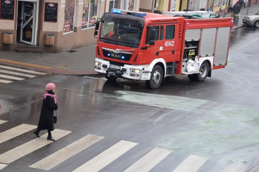 Chodzież: Strażacy neutralizowali plamy oleju na ul. Wojska Polskiego [FOTO]