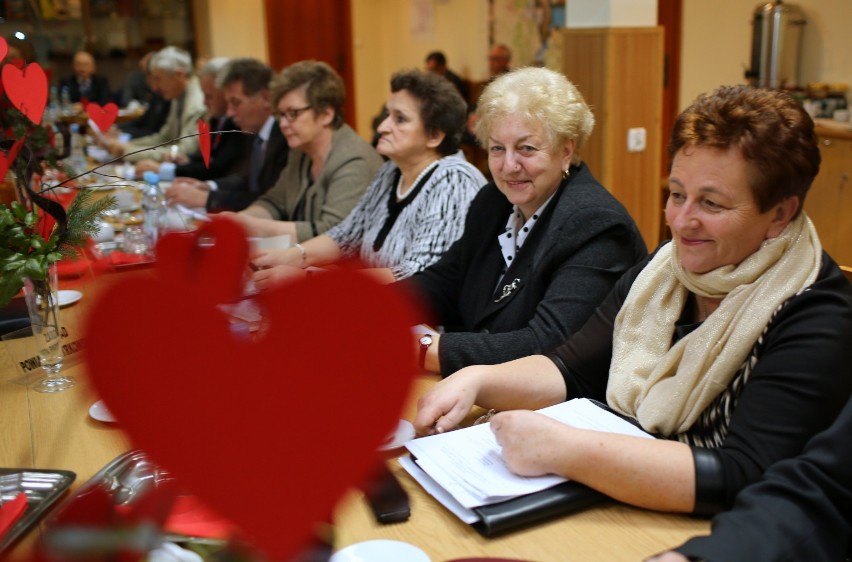 Sala obrad podczas piątkowej sesji rady powiatu w Piotrkowie...