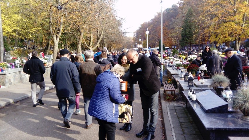 W Gdyni kwestują dziś na Cmentarzu Witomińskim na rzecz...