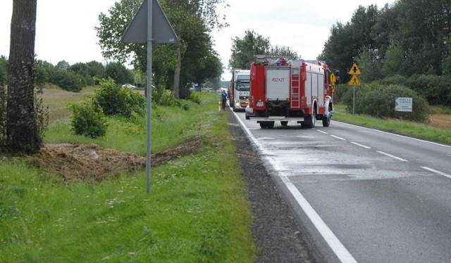 Między Kowalewem a Wąsoszem, na drodze krajowej nr "5" płonęły naczepy traktora, który przewoził słomę. Jeden snopek, który spadł z przyczepy palił się bezpośrednio na jezdni. Na pobliskim polu paliły się natomiast dwie przyczepy, które były całkowicie zajęte ogniem. Zadaniem strażaków było rozgarnięcie i zlanie wodą balotów. Na czas działania służb ratunkowych ruch na krajowej piątce dobywał się wahadłowo. Z ogniem walczyły trzy zastępy strażaków.





***
Pogoda na poniedziałek, 15 sierpnia, wideo: TVN Meteo Active/x-news

