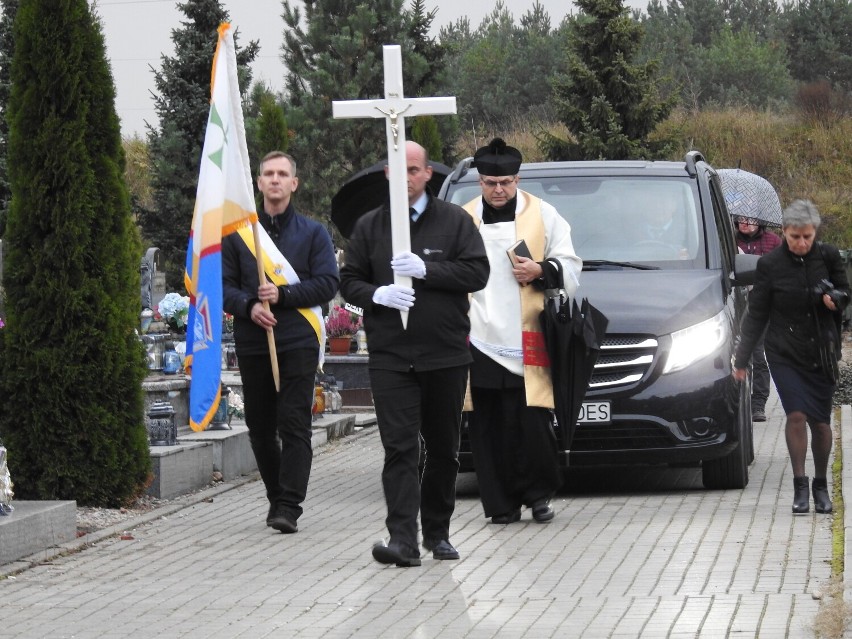 Pogrzeb dzieci martwo urodzonych w Suwałkach. Trzydzieścioro dzieci spoczęło w jednym grobie [Zdjęcia]