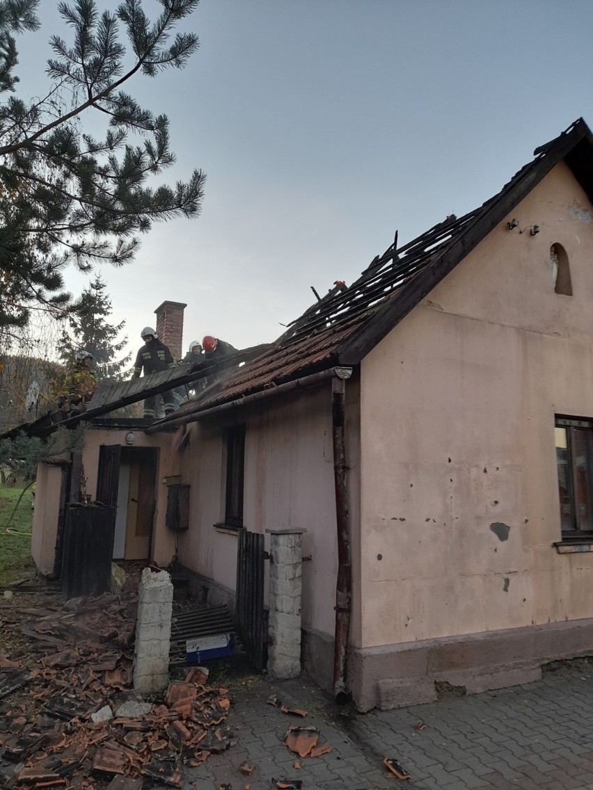 Trwa liczenie strat po pożarze w Barcicach. Spaliło się poddasze domu jednorodzinnego [ZDJĘCIA]