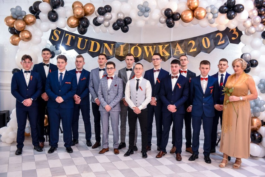 Studniówka 2023 Centrum Kształcenia Zawodowego i Ustawicznego Nr 1 w Przemyślu. Mechanik bawił się "W Dolinie" [ZDJĘCIA]