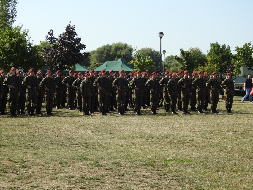 Absolwenci klasy wojskowej ZSP nr 1 z Tomaszowa złożyli przysięgę wojskową [FOTO]