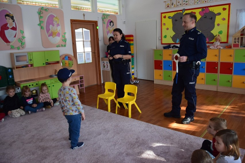 Policjanci z lekcją o bezpieczeństwie u przedszkolaków z PP 10 w Radomsku ZDJĘCIA