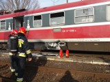 Pożar dachu wagonu pasażerskiego - ewakuowano pasażerów [ZDJĘCIA, WIDEO]
