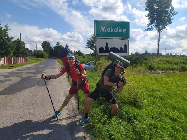 Marcin i Radek idą z Tarnowskich Gór na Mazury. Ich piesza wyprawa jest połączona ze zbiórką na leczenie małej Laury. W nocy z czwartku na piątek nocowali w Mąkolicach