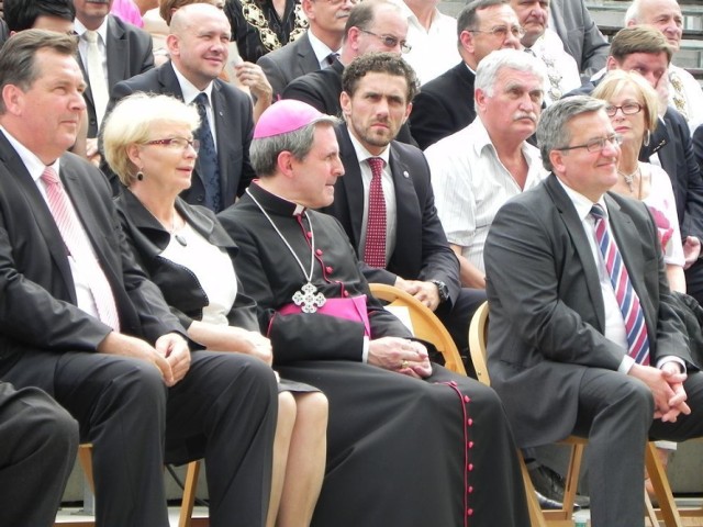 Od prawej:Bronisław Komorowski, biskup Krzysztof Nitkiewicz, wojewoda Bożentyna Pałka - Koruba, starosta ostrowiecki, Zdzisław Kałamaga.