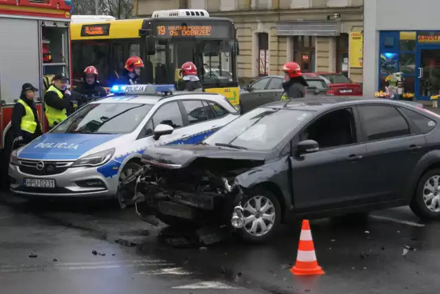 Zderzenie aut na skrzyżowaniu ulic Górnośląskiej i Serbinowskiej w Kaliszu