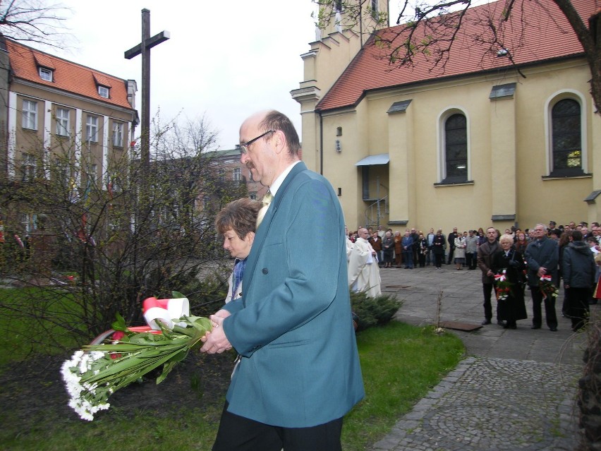 W 2010 roku na Murze Pamięci odsłonięto pamiątkową tablicę...