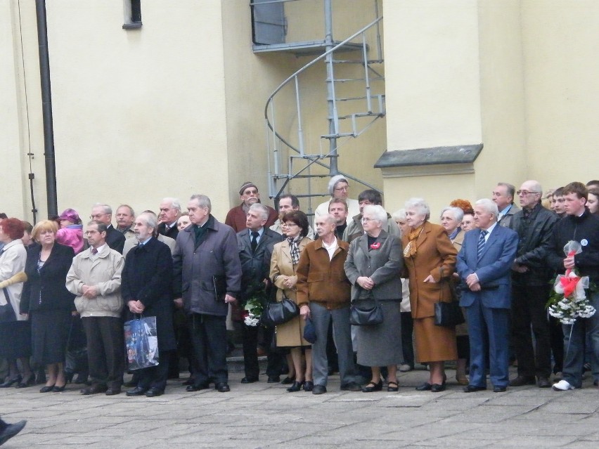 W 2010 roku na Murze Pamięci odsłonięto pamiątkową tablicę...