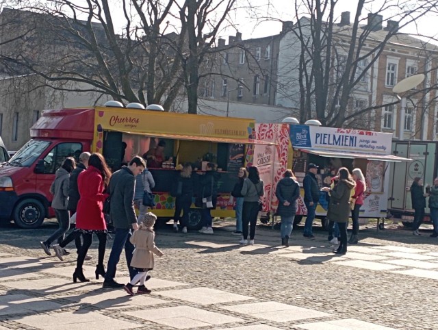 W Gorzowie w najlepsze trwa wielkie święto smaków i rozmaitych przysmaków. I to z różnych zakątków świata! 

W sobotę 19 marca o godz. 12.00 rozpoczął się IX Festiwal Smaków Food Trucków. Impreza ponownie odbywa się na Placu Grunwaldzkim. To właśnie tutaj zaparkowały restauracje na kółkach. Co można tu zjeść? W zasadzie należałoby zapytać... czego zjeść tu nie można! Oczywiście są burgery (jak zawsze), ale nie tylko. Skosztujecie tu przysmaków m.in. kuchni tajskiej, ukraińskiej i hiszpańskiej. Zjecie tu na słodko i na ostro. Dla każdego coś dobrego.

Macie ochotę wpaść na Festiwal? To spieszcie się! Gorzowian na miejscu przybywa!