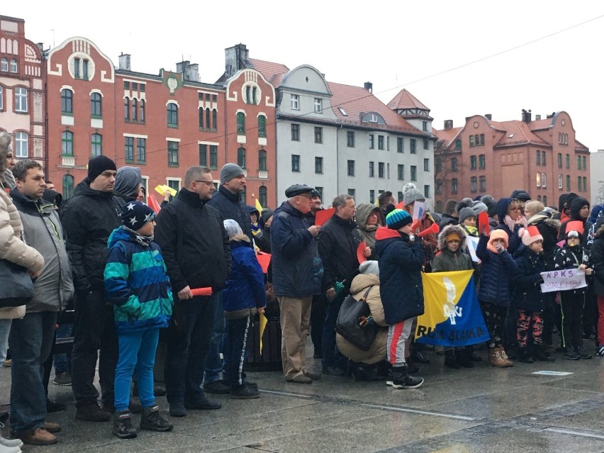 Rudzcy sportowcy protestowali przed Urzędem Miasta. Na tej...