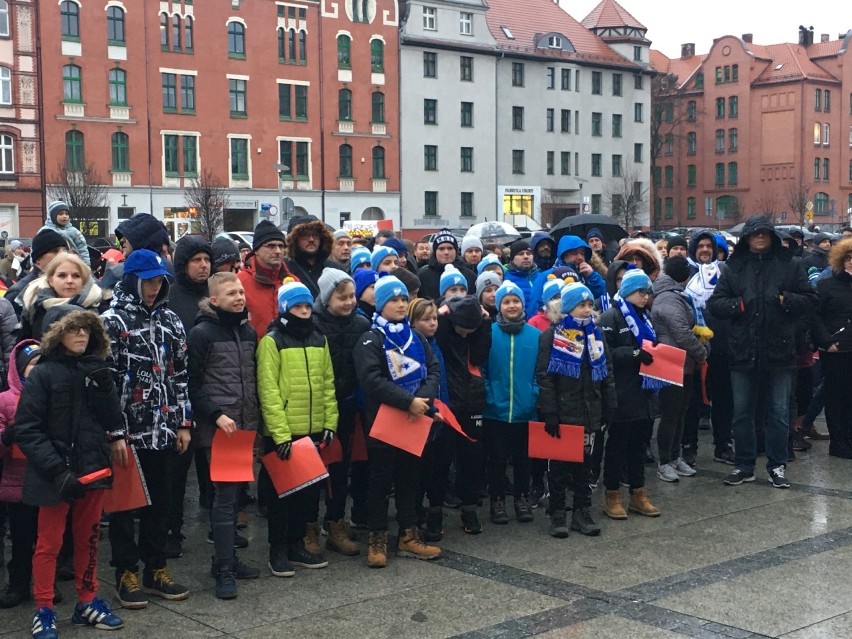 Rudzcy sportowcy protestowali przed Urzędem Miasta. Na tej...